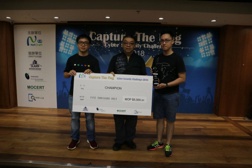 天網資訊科技（澳門）有限公司副主席歐家輝頒獎予冠軍隊伍: BuD